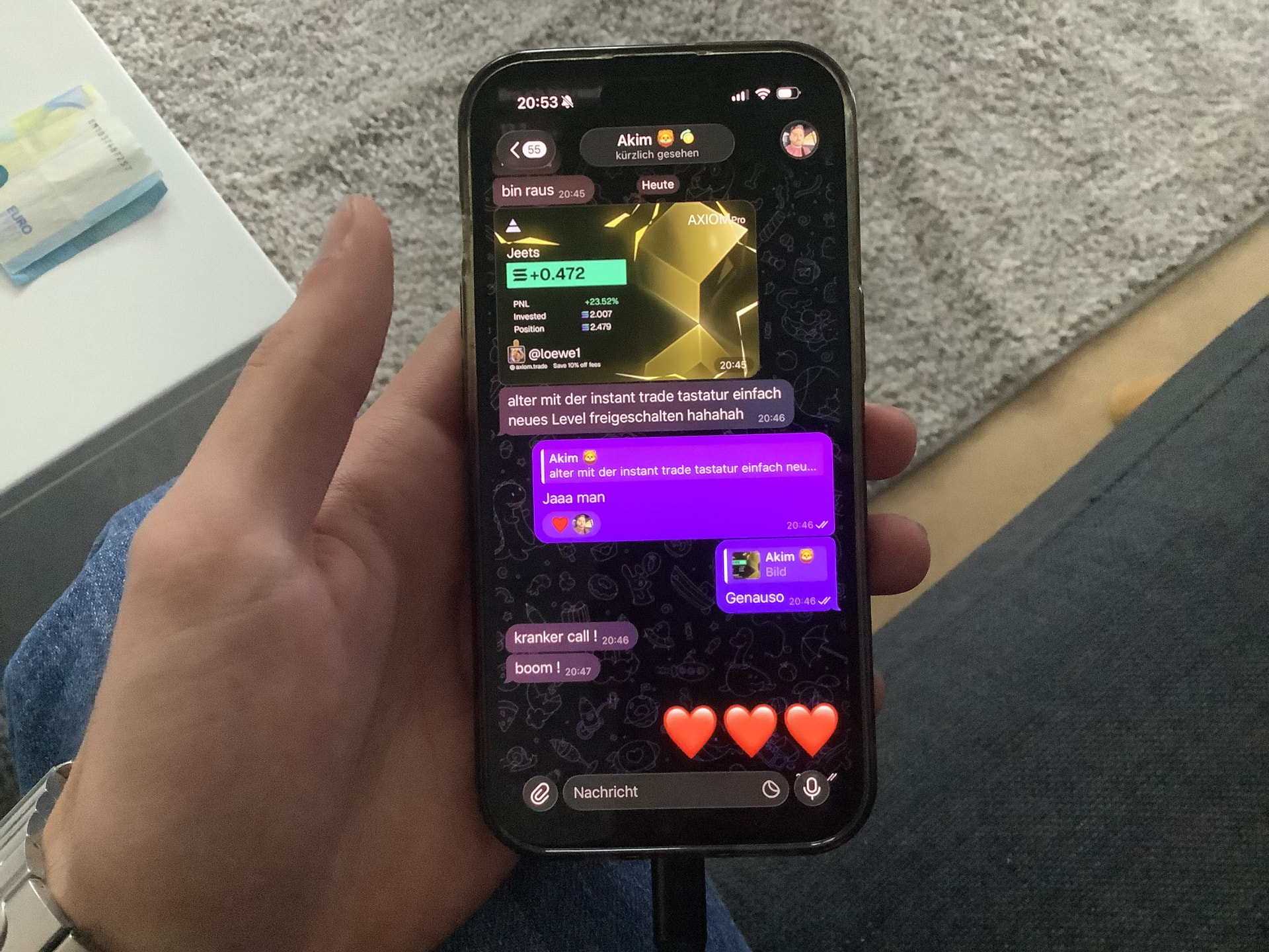 Telegram-Chat auf einem Smartphone mit einem Trade-Ergebnis und positiven Community-Reaktionen