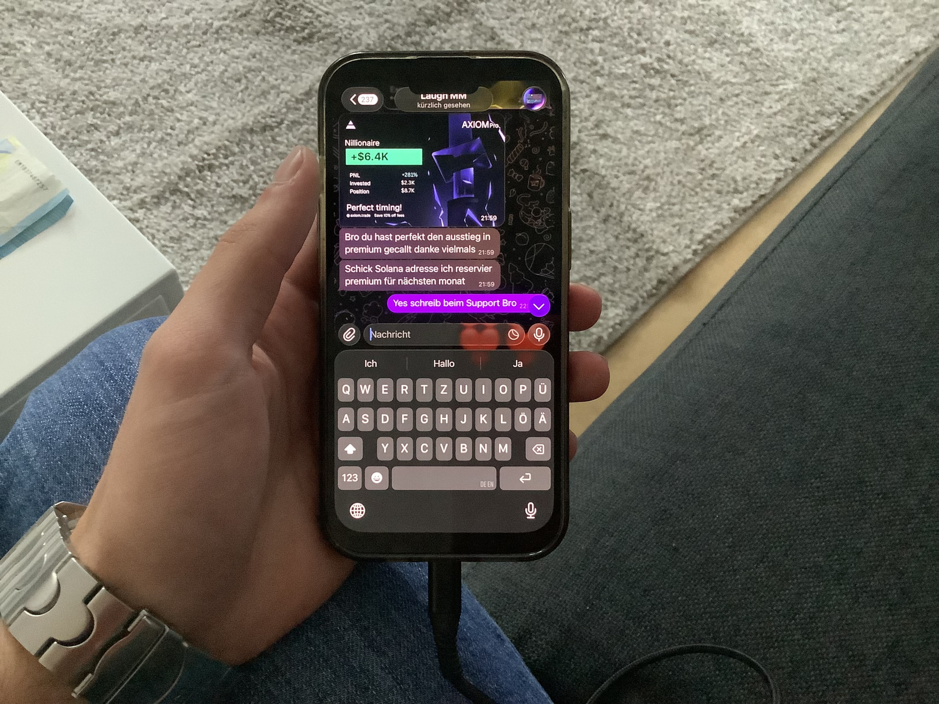Telegram-Chat auf einem Smartphone mit einem Trade-Ergebnis von +6,4K